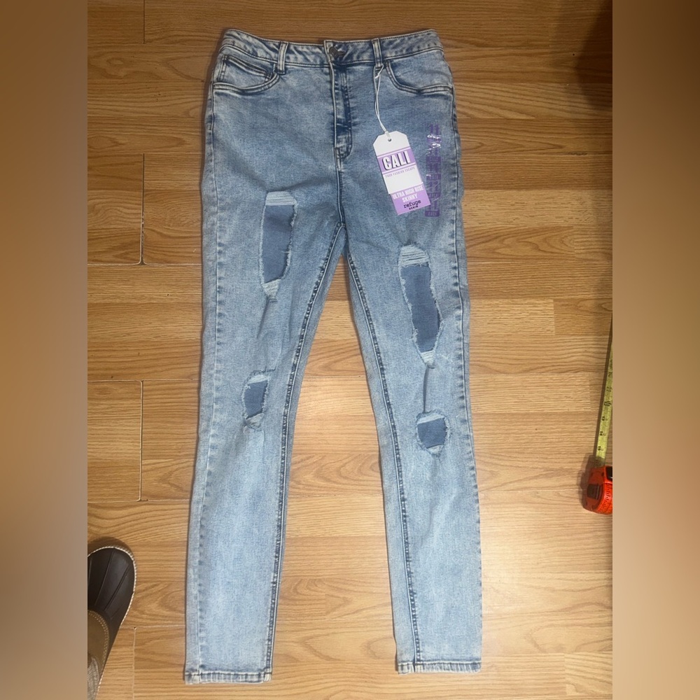 NWT JRS/women 11 -Cali Refuge, ultra high rise skinny distressed stretch denim.